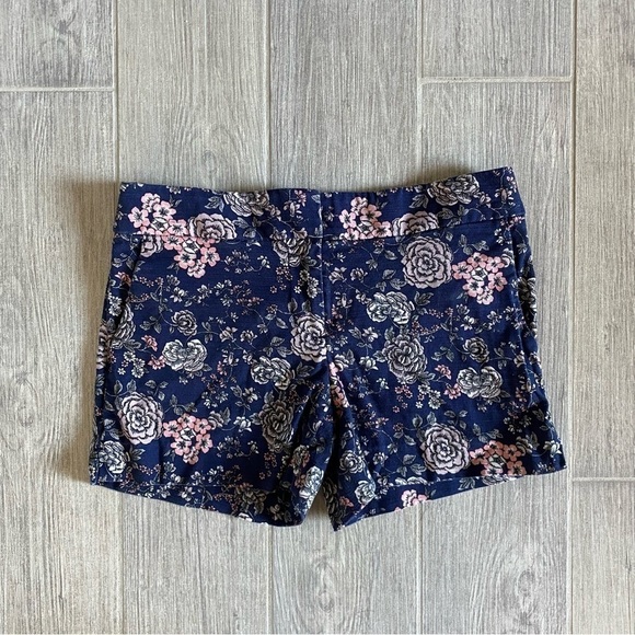 𝅺ann Taylor LOFT Riviera Short Navy and Pink Floral Size 0 - Picture 1 of 9